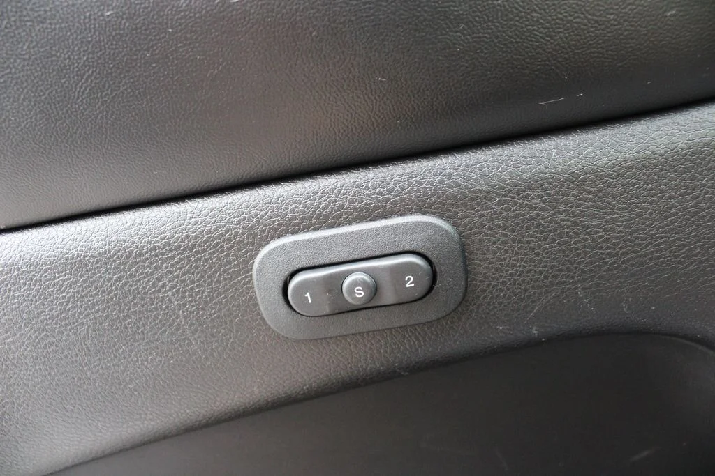 Used 2018 Silver Jeep Limited image 4