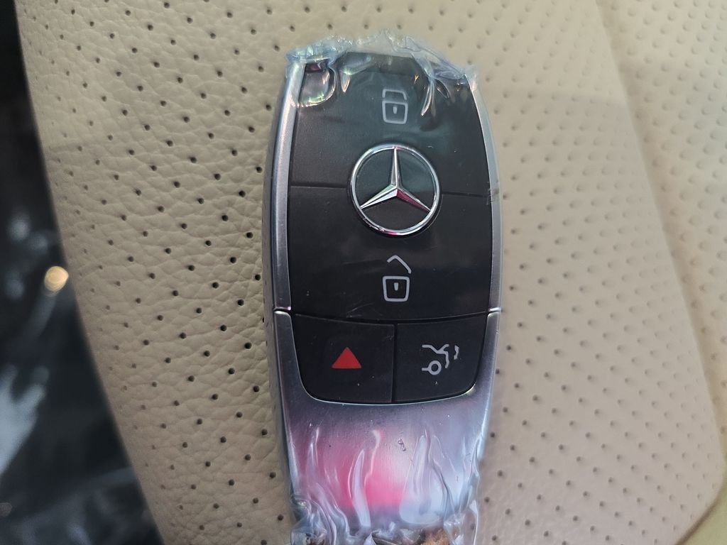 Used 2021  Mercedes-Benz GLC 300 image 36
