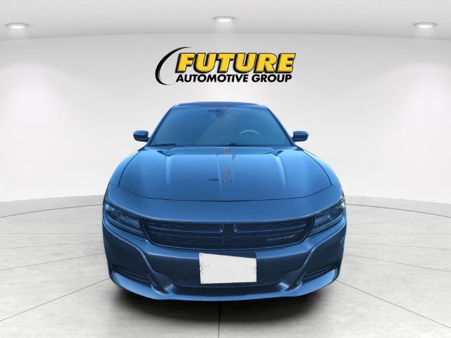 Used 2018 Gray Dodge SXT image 2