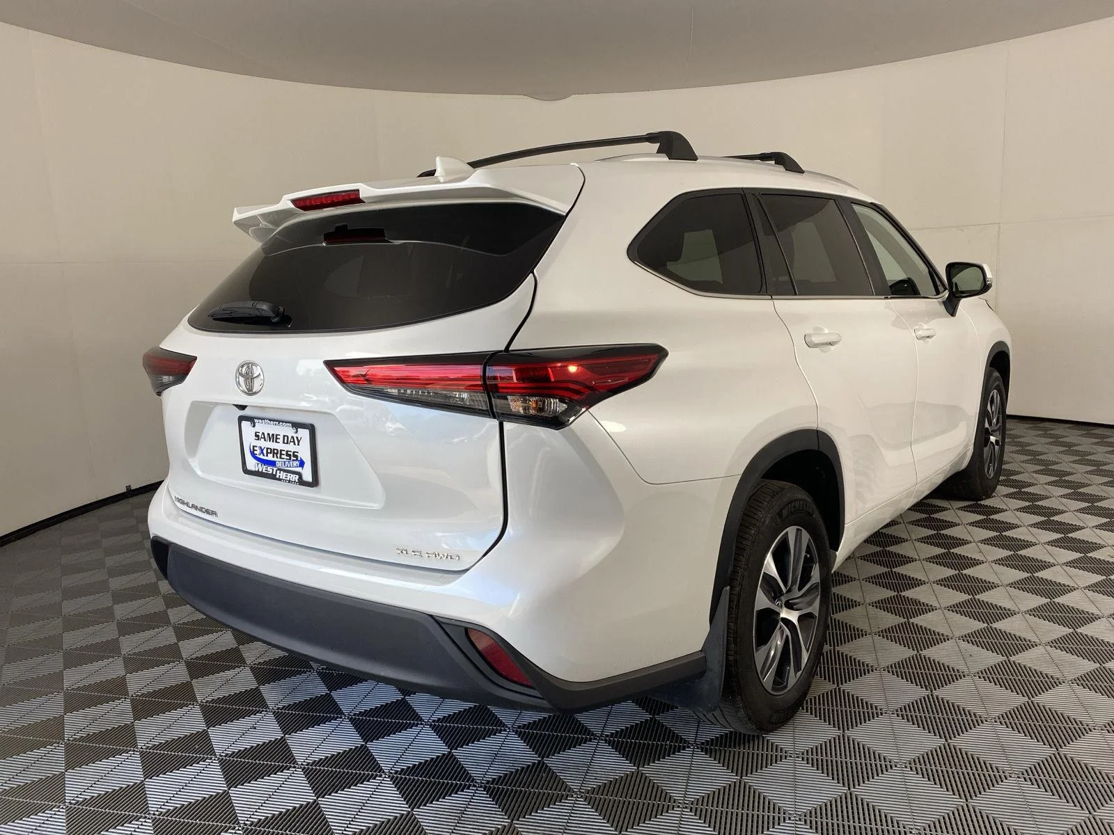 Used 2023 Wind Chill Pearl Toyota XLE image 5
