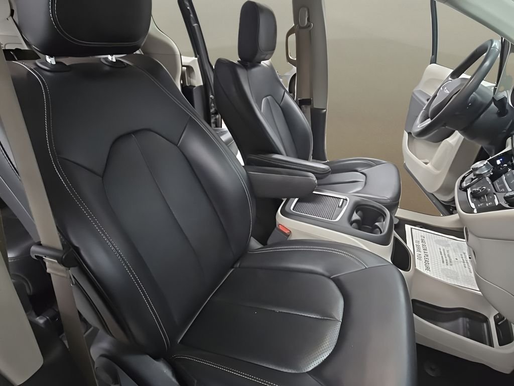 Used 2023 Black Chrysler Touring L image 25