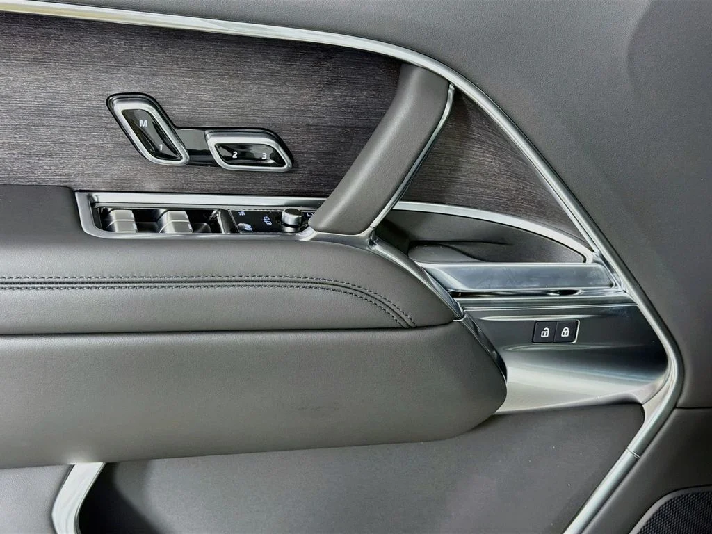 New 2026 Fuji White Land Rover SE image 18