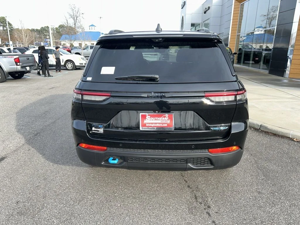 New 2024 Diamond Black Crystal Pearl-Coat Exterior Paint Jeep Trailhawk 4xe image 5