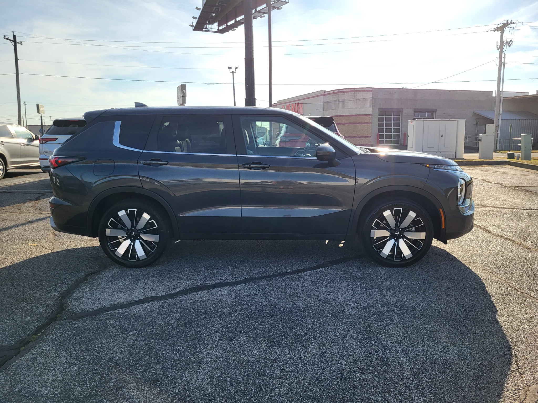 Used 2025 Cosmic Blue Metallic Mitsubishi SE image 5