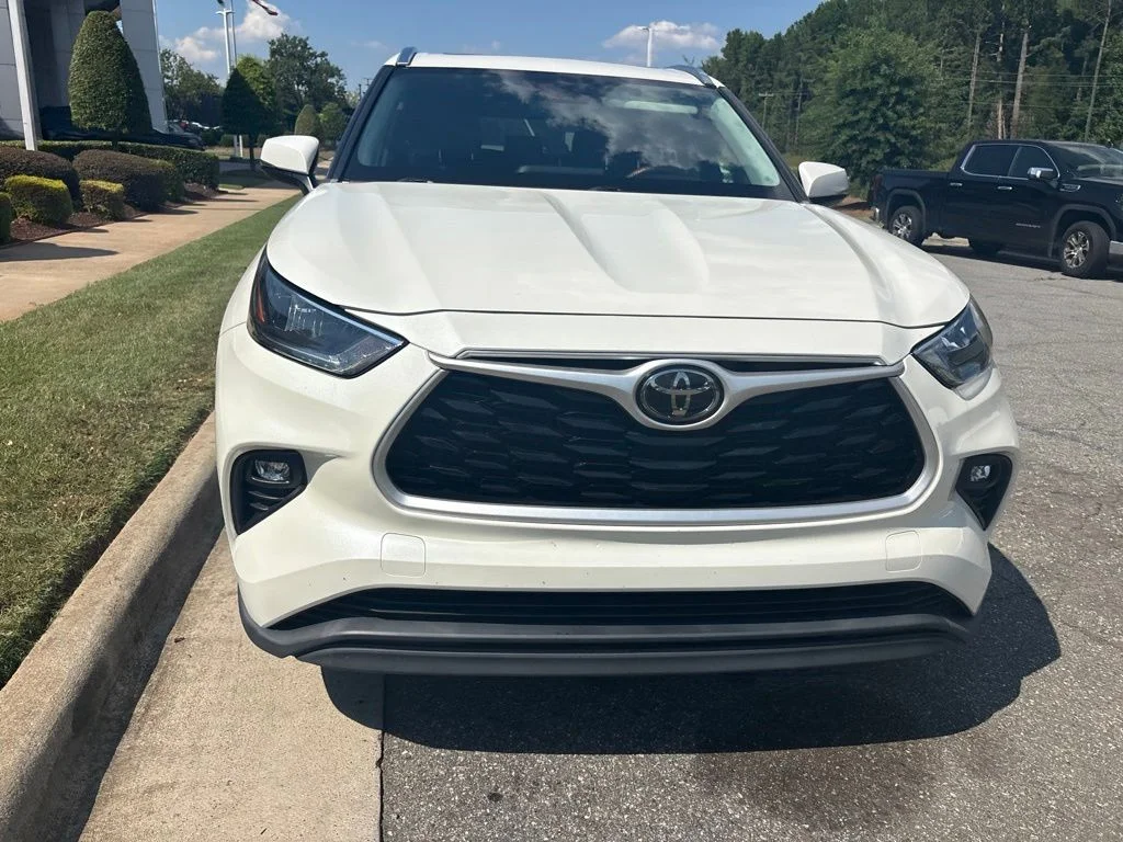 Used 2020 White Toyota XLE image 3