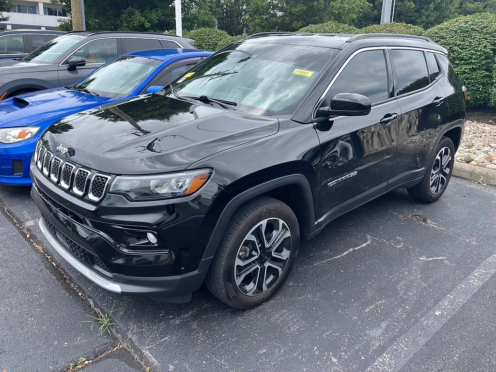 Used 2023 Diamond Black Crystal Pearl Coat Jeep Limited image 3