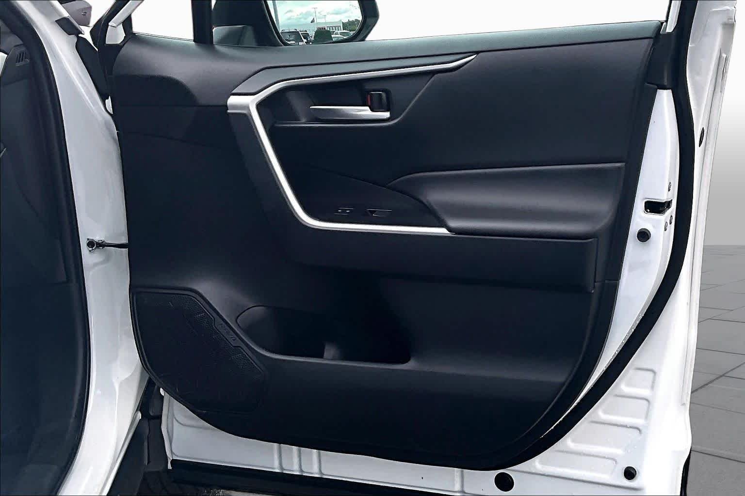 Used 2025 Ice Cap Toyota Hybrid XLE image 23