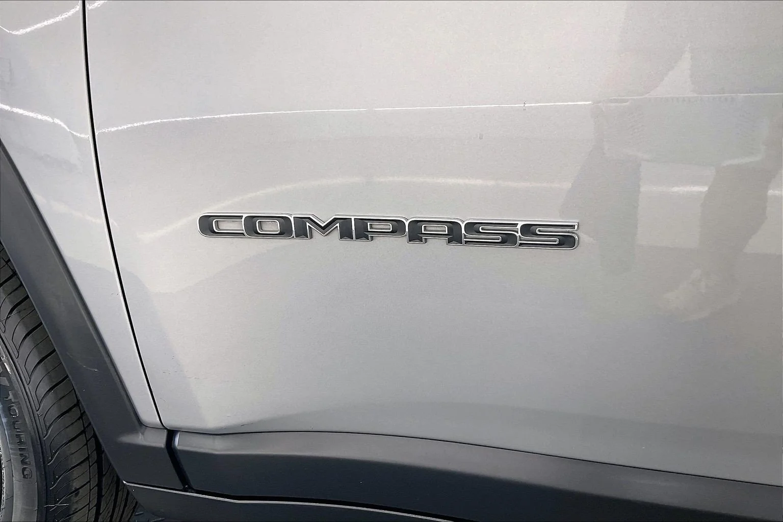 Used 2024 Silver Zynith Metallic Clearcoat Jeep Latitude image 32