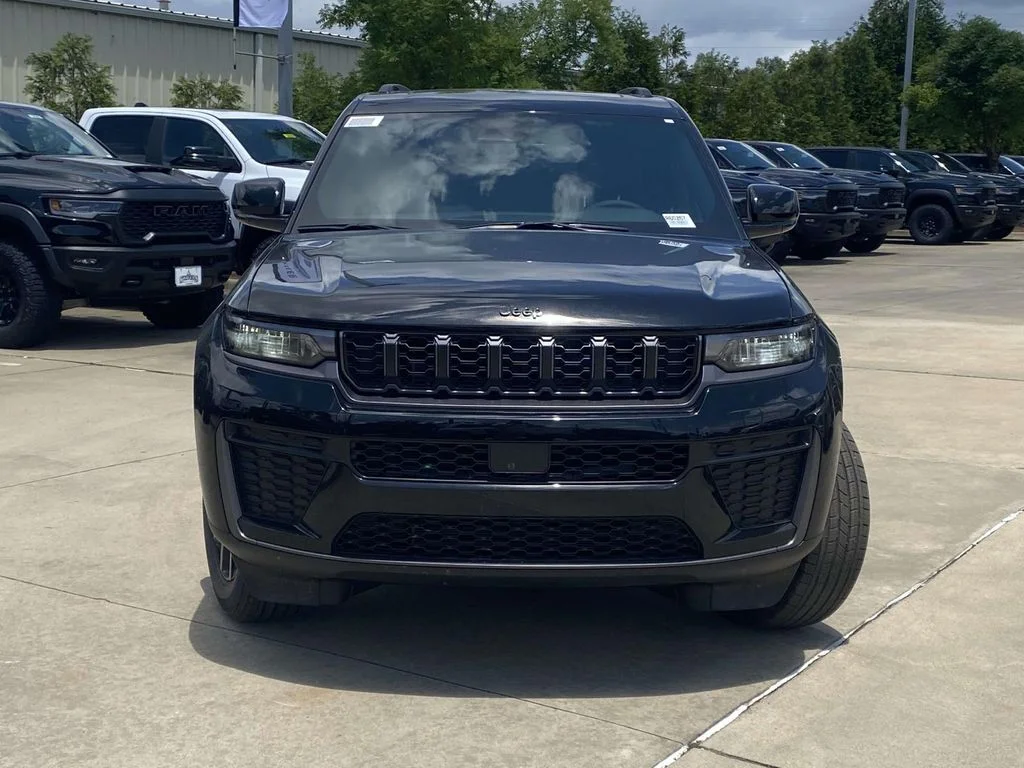 New 2026 Diamond Black Crystal Pearlcoat Jeep Laredo Altitude image 33