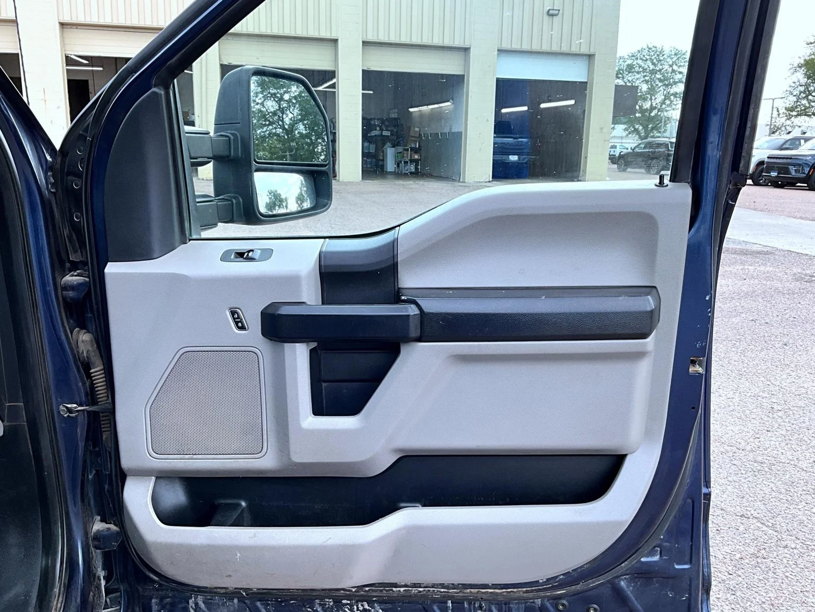 Used 2018 Blue Ford XL image 17