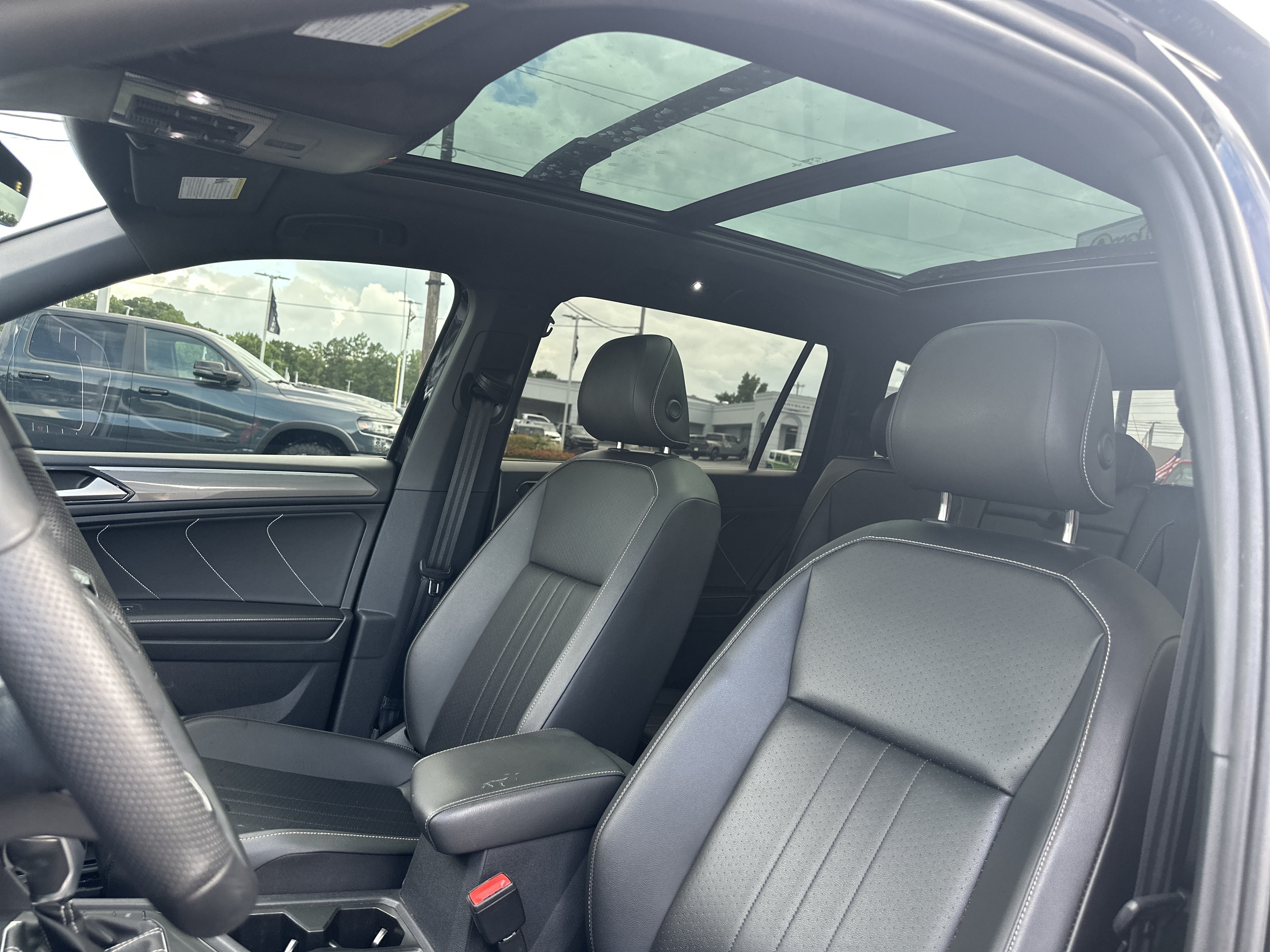 Used 2022  Volkswagen SE R-Line Black image 29