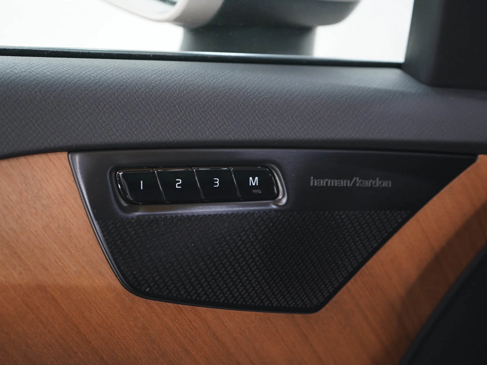 Used 2023 Dusk Metallic Volvo Plus image 25