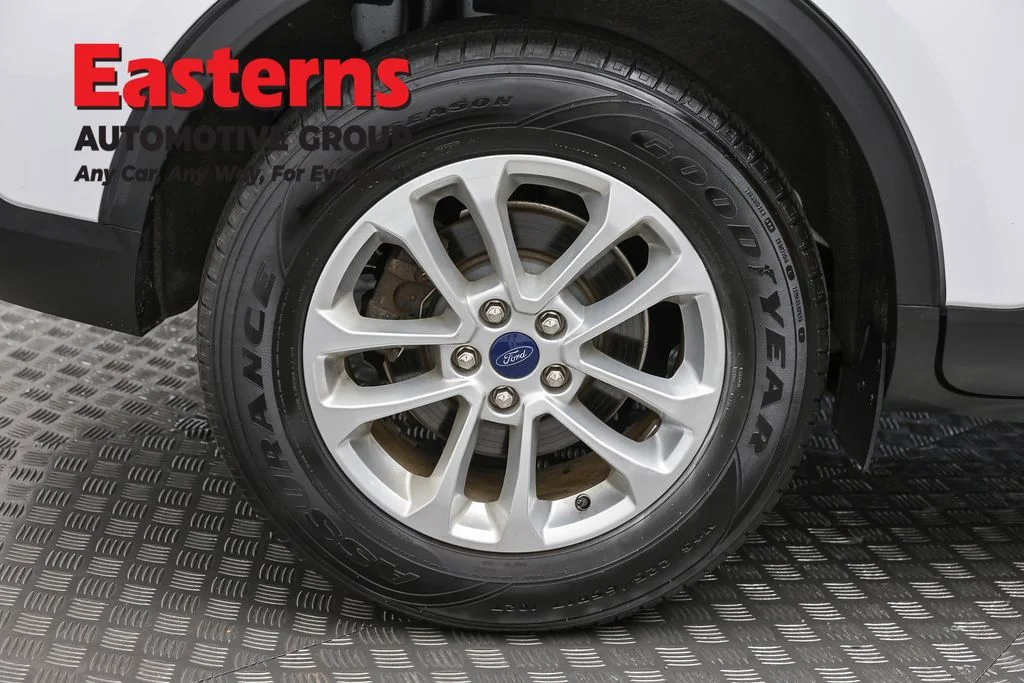 Used 2022 White Ford SE image 31