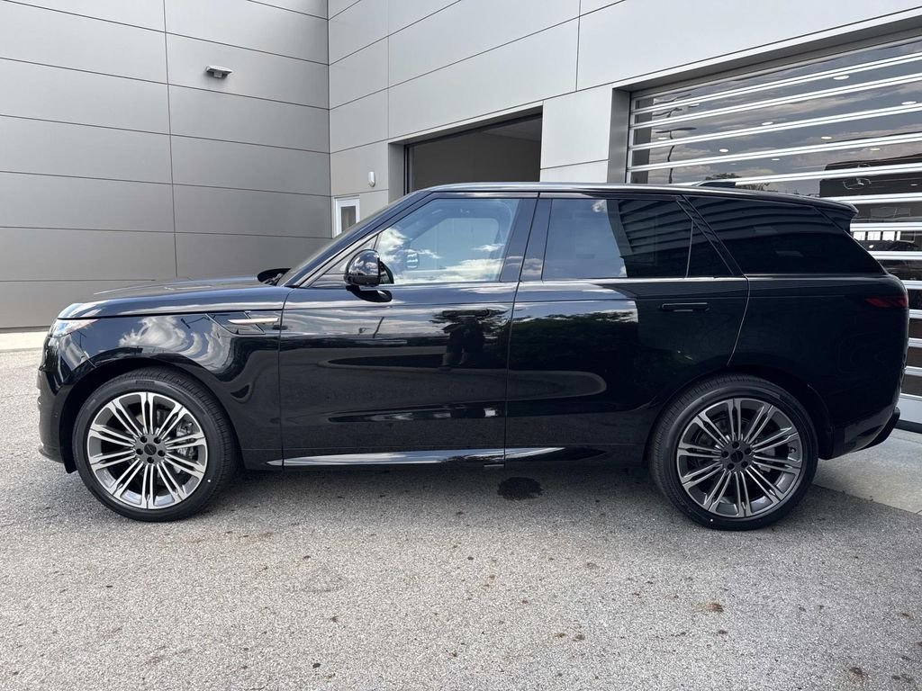 New 2026 Santorini Black Land Rover Dynamic SE image 4
