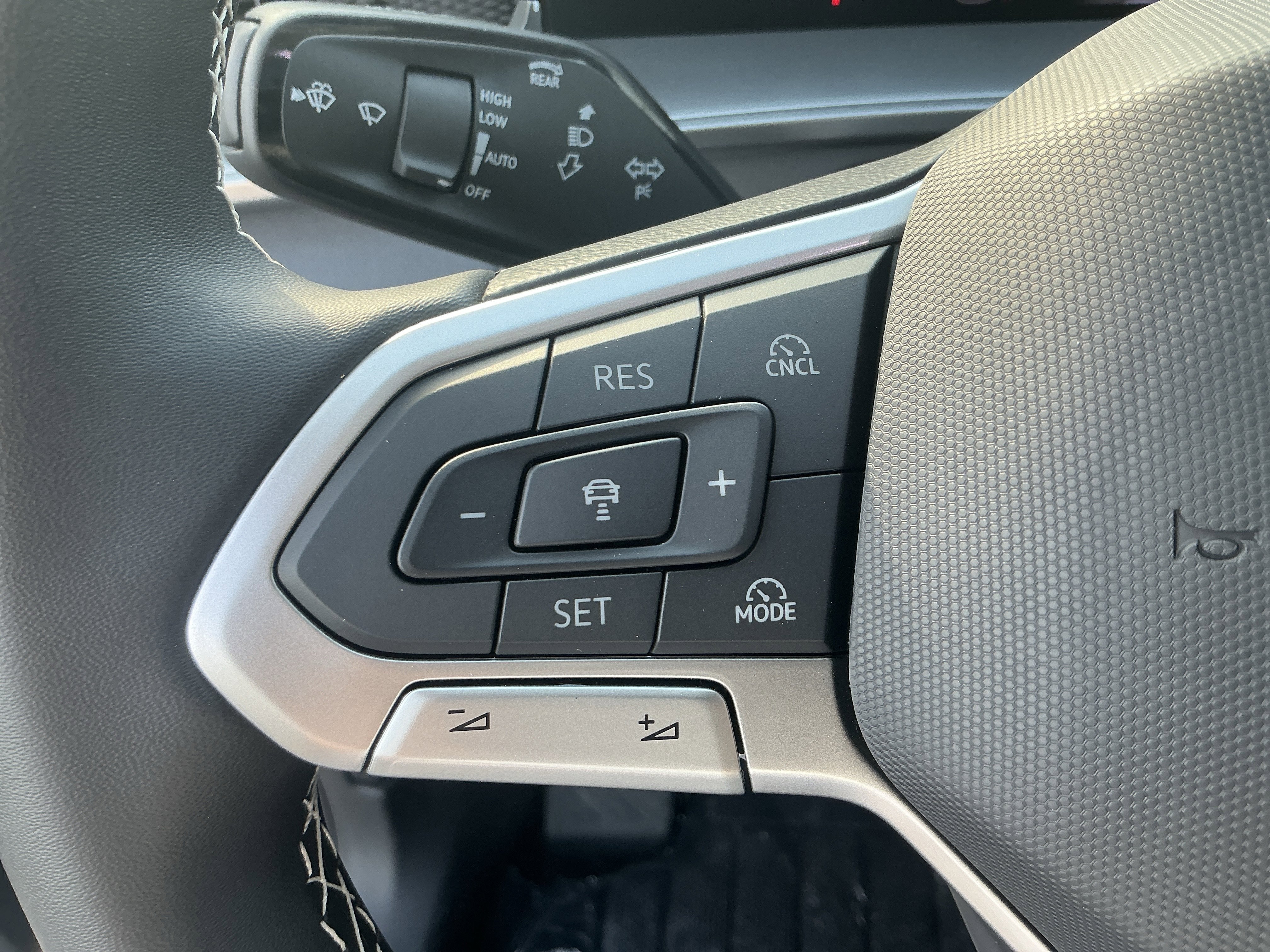 New 2026 Pyrite Silver Metallic Volkswagen SE image 15