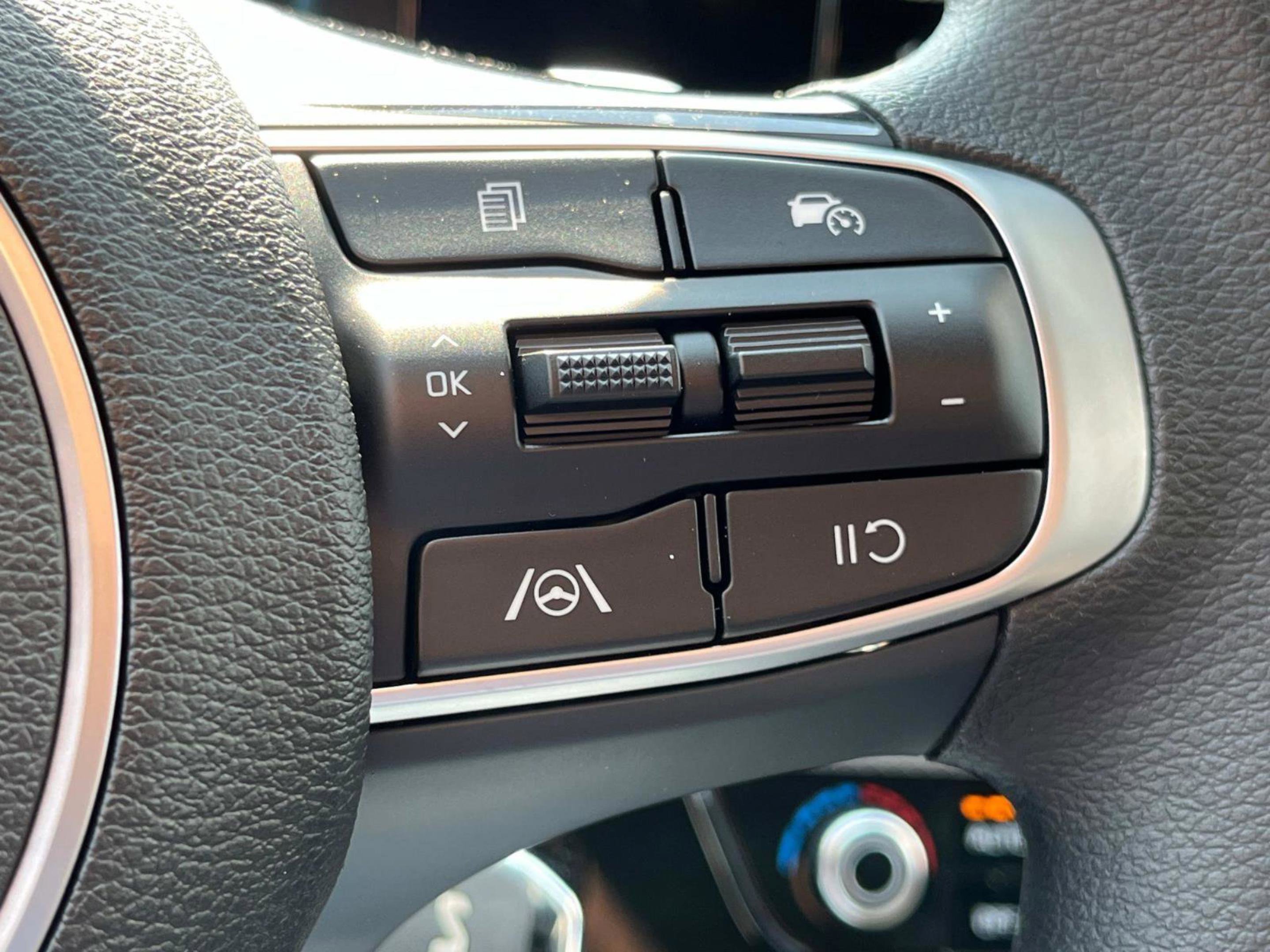 New 2025 Snow White Pearl Kia LX image 28