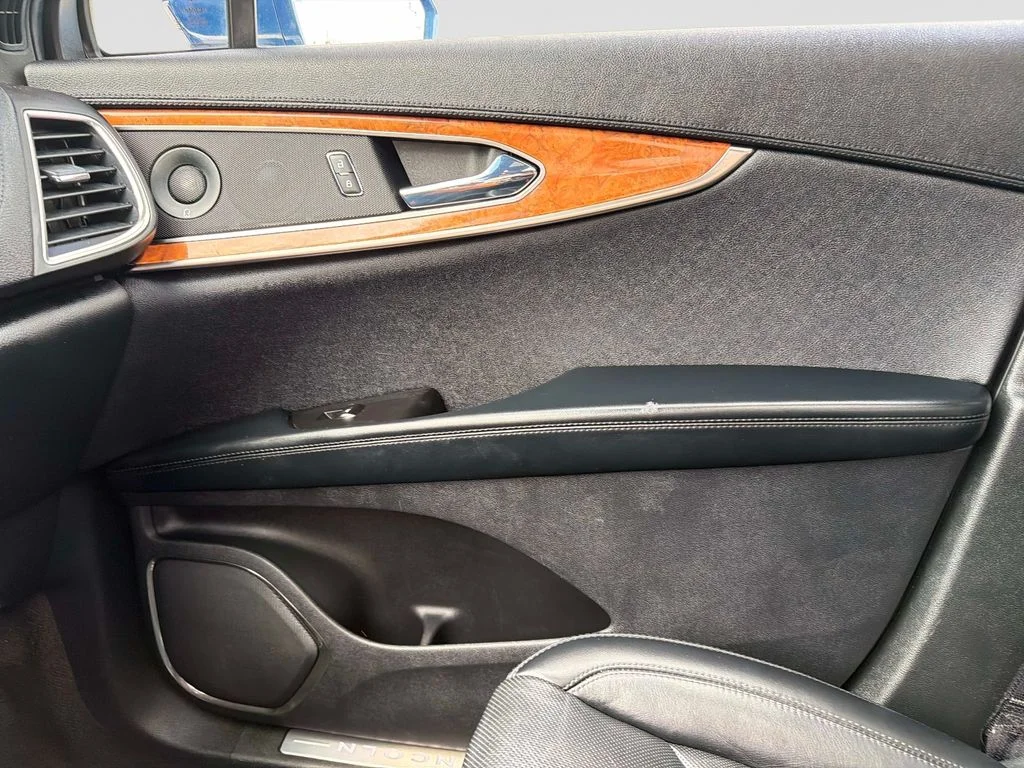 Used 2020 Blue Lincoln Reserve image 23