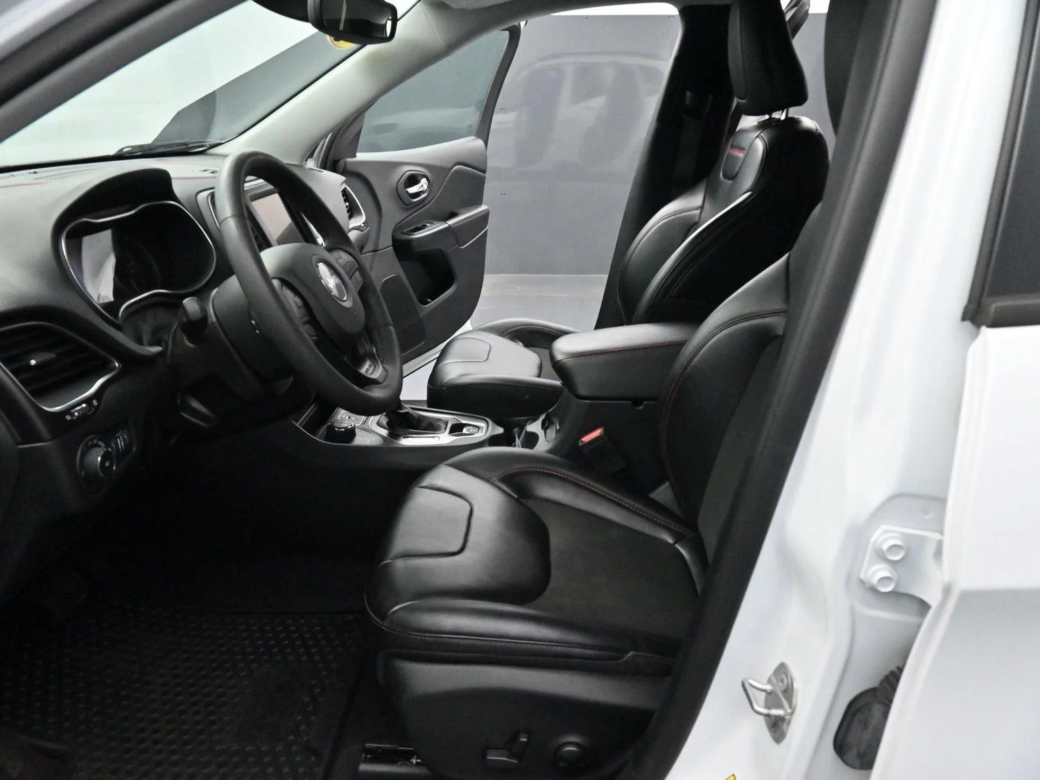 Used 2022 White Jeep Trailhawk image 12