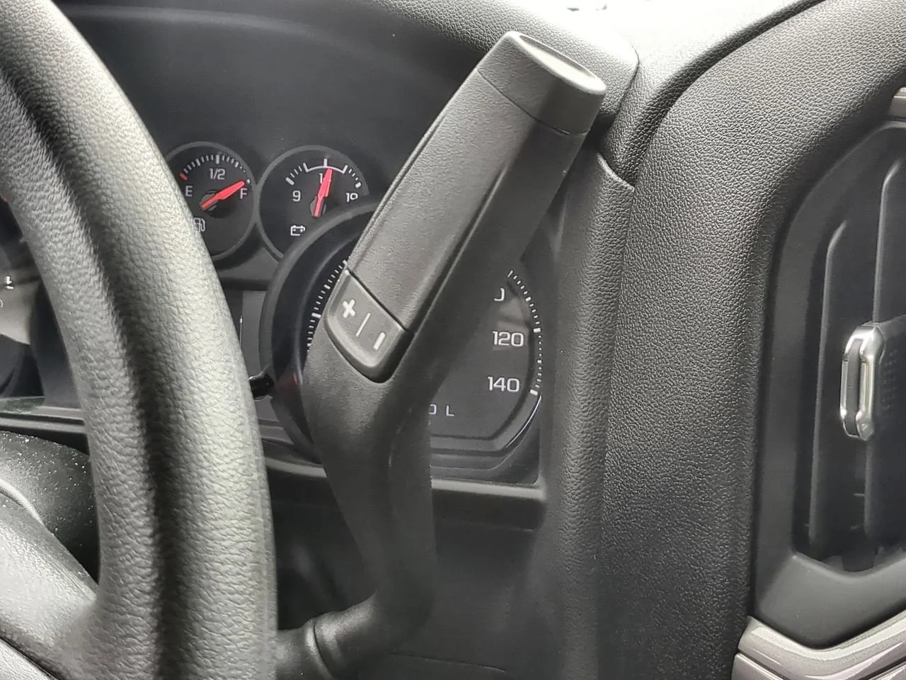 New 2026 Summit White Chevrolet WT image 15