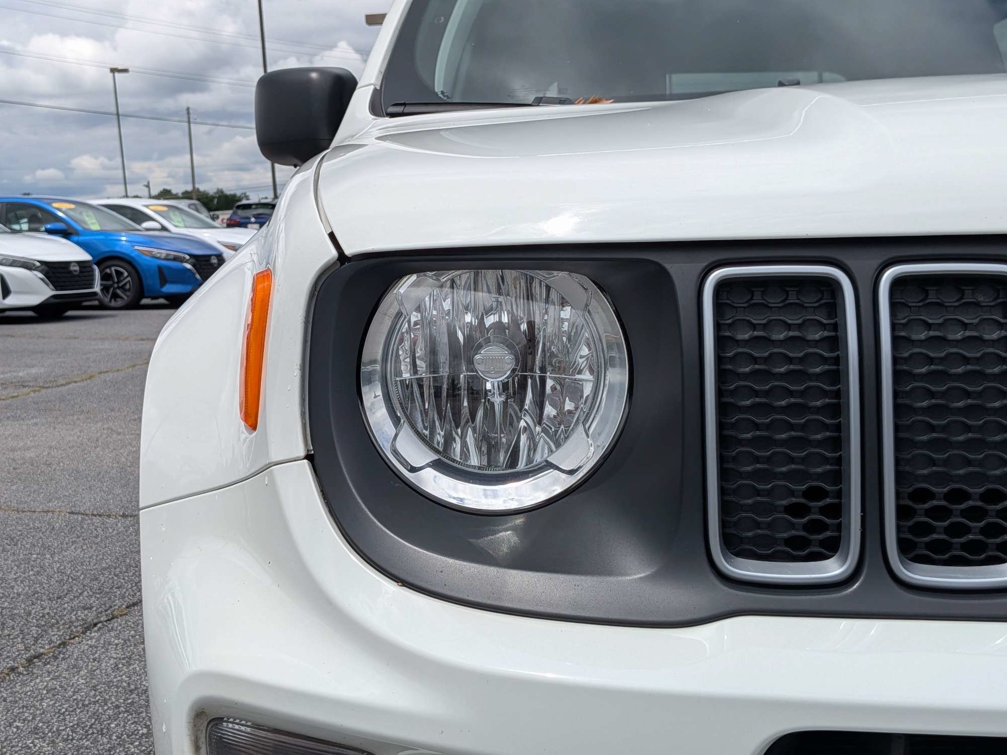 Used 2023 White Jeep Latitude image 9