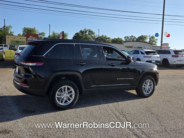New 2026 Diamond Black Crystal Pearl-Coat Exterior Paint Jeep Laredo image 13