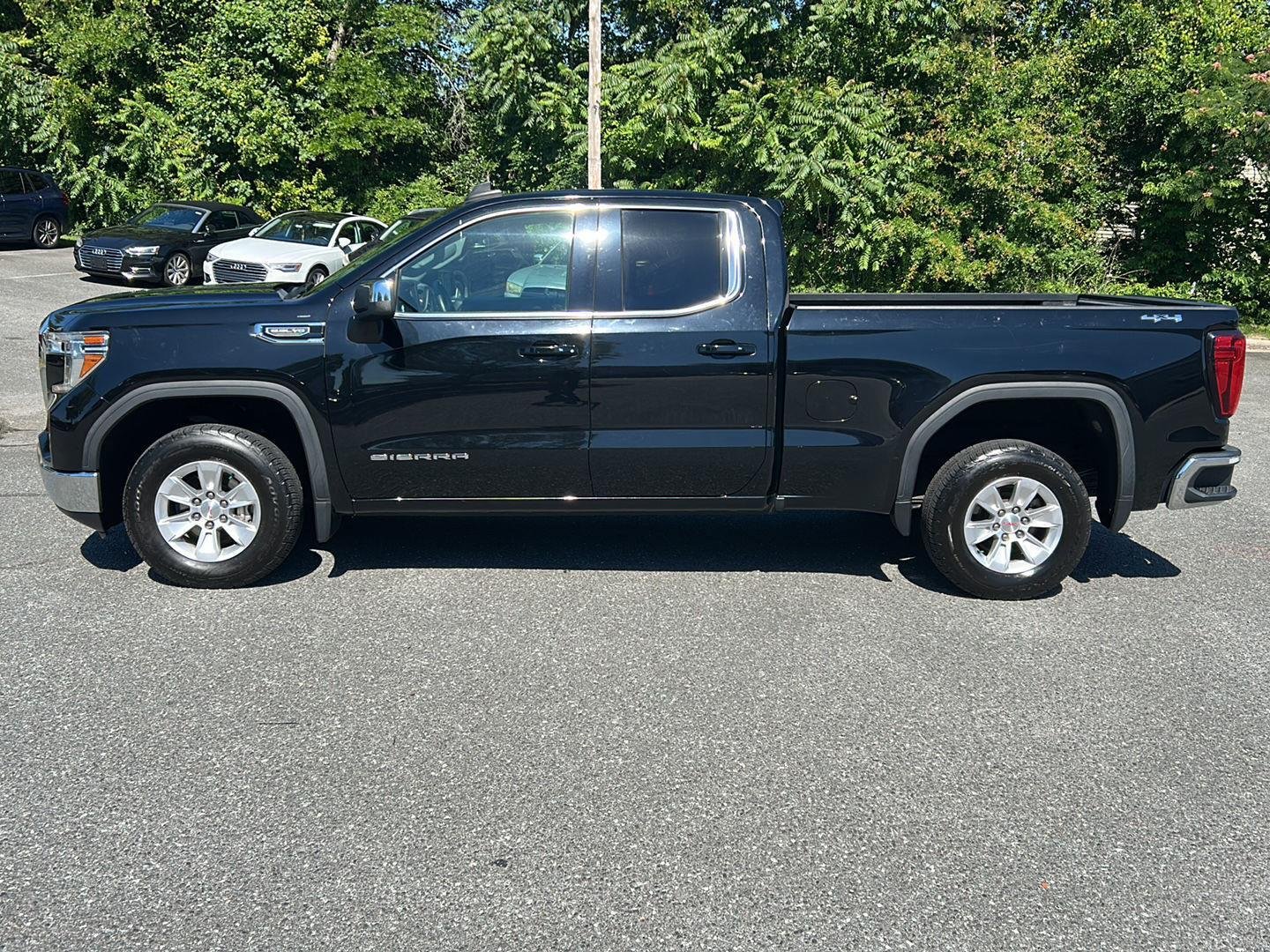 Used 2019 Onyx Black GMC SLE image 2