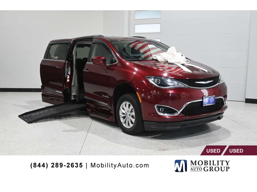 2018 Chrysler Pacifica Touring L's photo