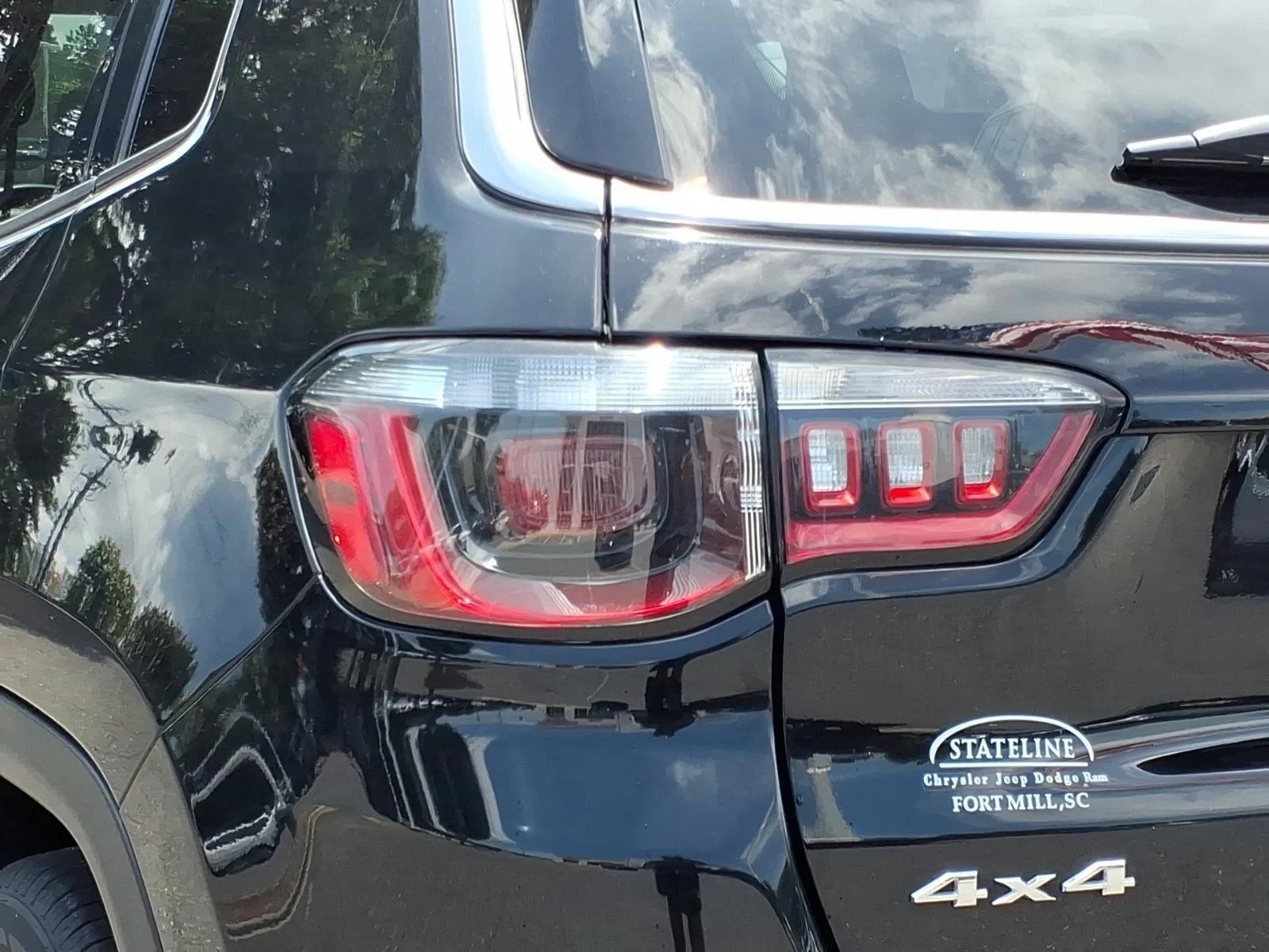 Used 2024 Diamond Black Crystal Pearlcoat Jeep Latitude image 16