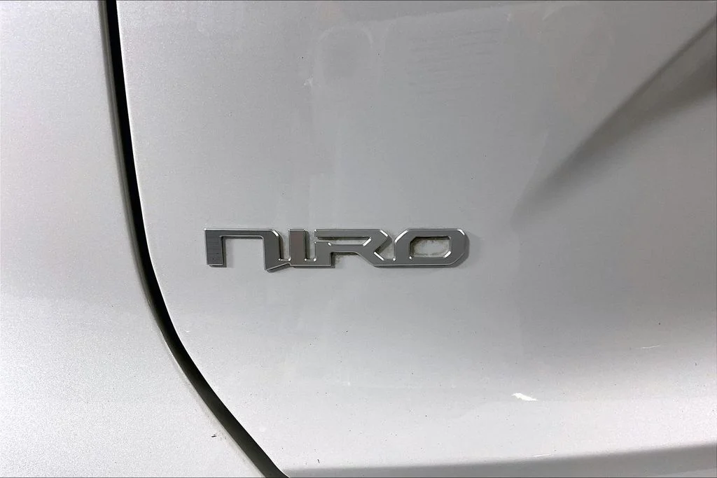 Used 2023 White Kia Wind image 7