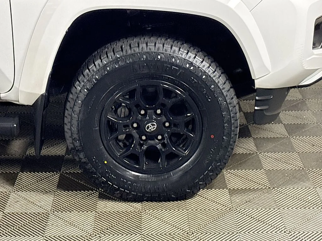 Used 2020 White Toyota SR5 image 21