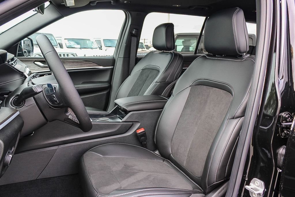 New 2026 Diamond Black Crystal Pearlcoat Jeep Altitude image 18