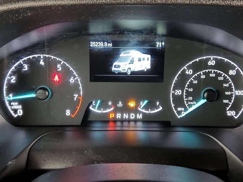 Used 2022 White Ford Box Truck image 27