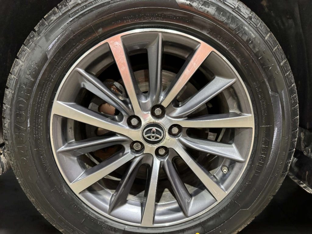 Used 2019 White Toyota XLE image 33