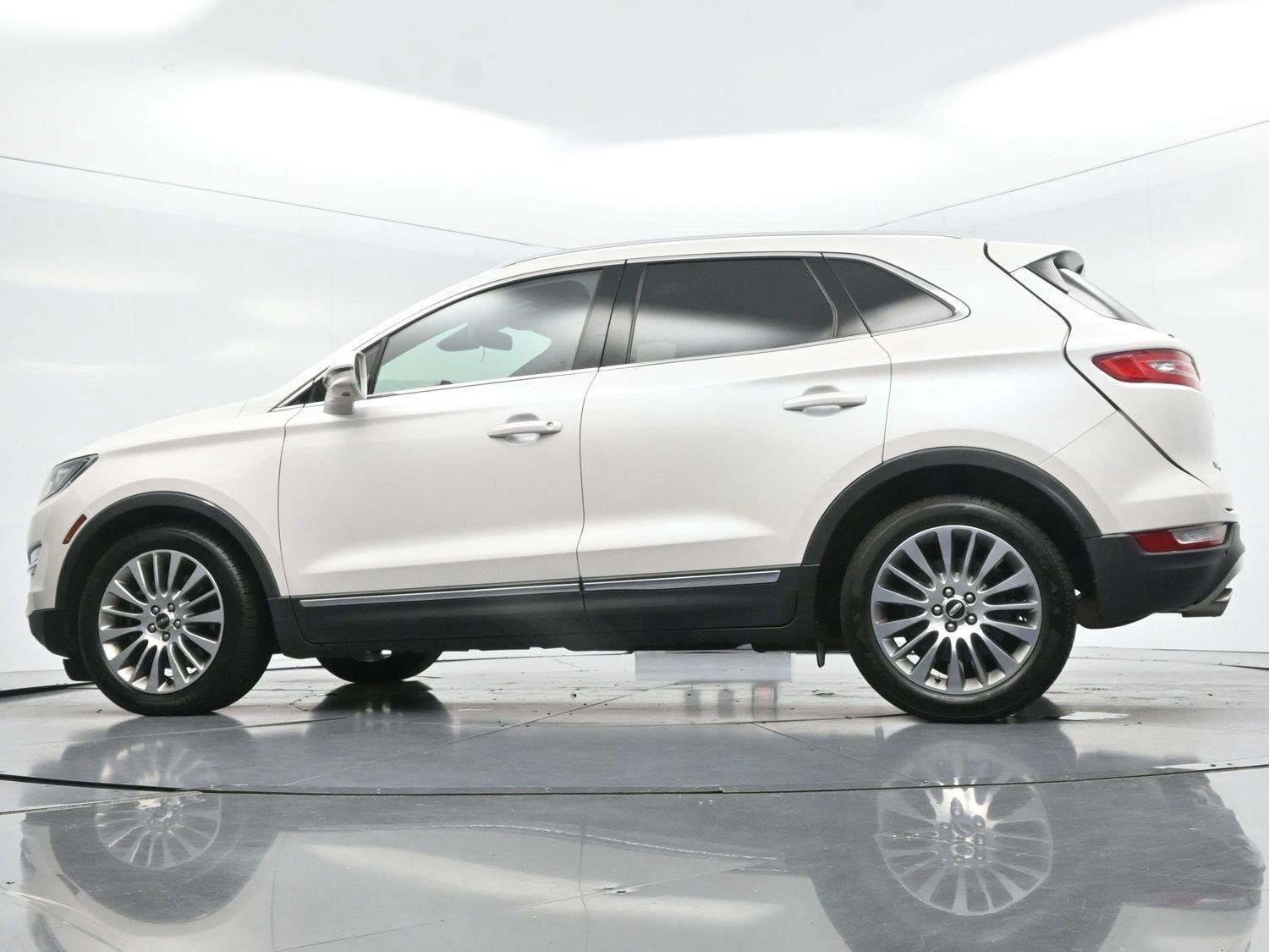 Used 2015 White Platinum Metallic Tri-Coat Lincoln FWD 4dr image 43