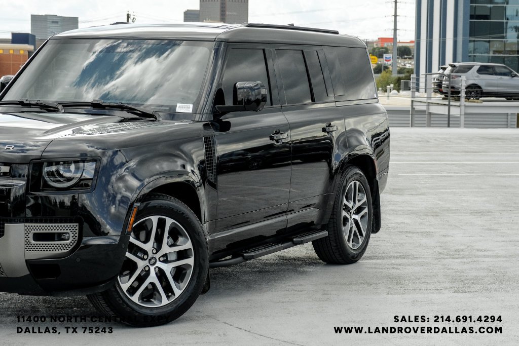 Used 2025 Black Land Rover X-Dynamic SE image 4