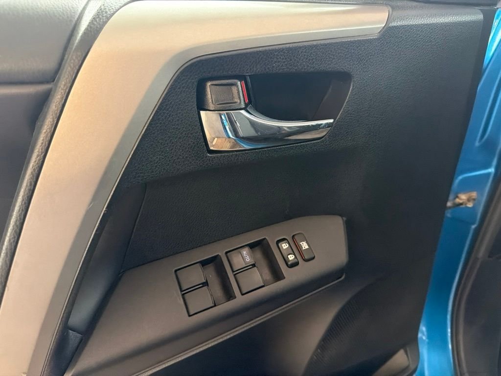 Used 2018 Electric Toyota XLE image 26