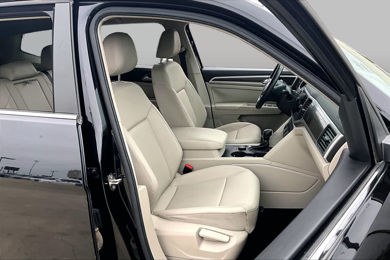Used 2019 Deep Black Pearl Volkswagen 3.6L V6 SE w/Technology image 9