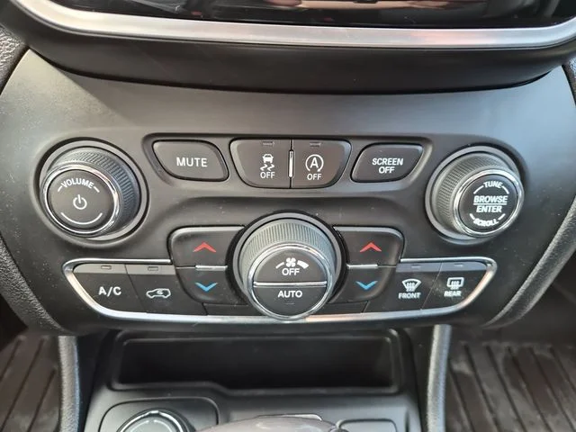 Used 2021 Velvet Jeep Limited image 17