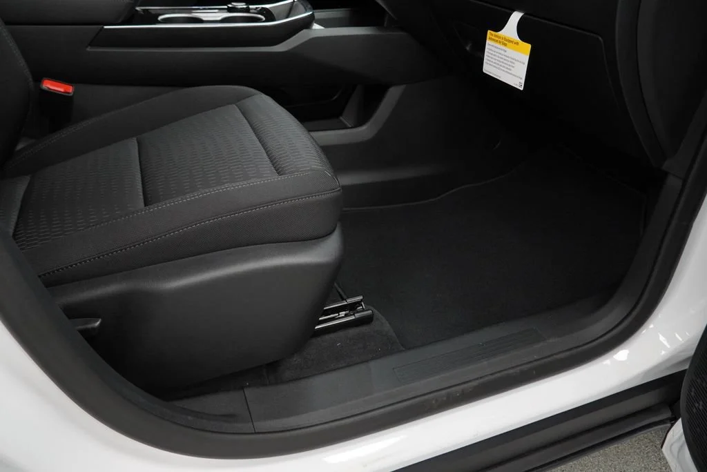 New 2027 Summit White Chevrolet LT image 29