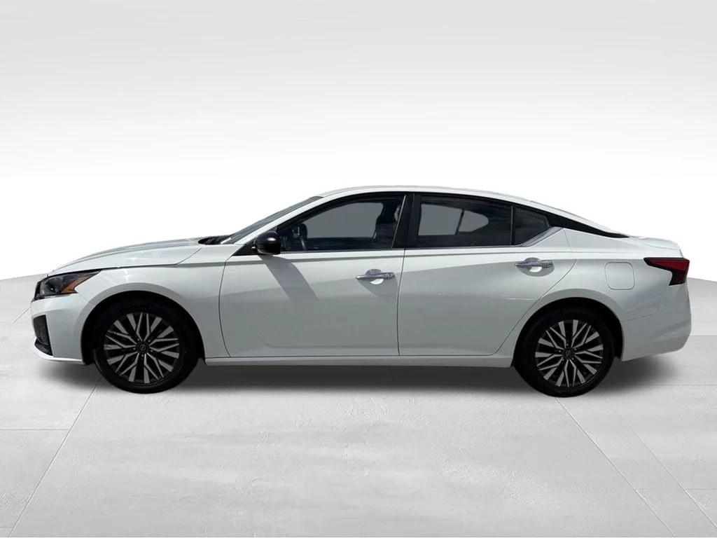 Used 2025 White Nissan 2.5 SV image 2