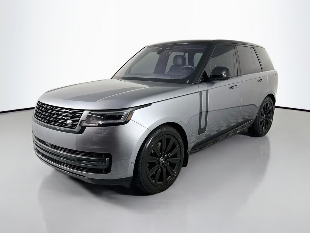 Used 2023 Gray Land Rover SE image 1