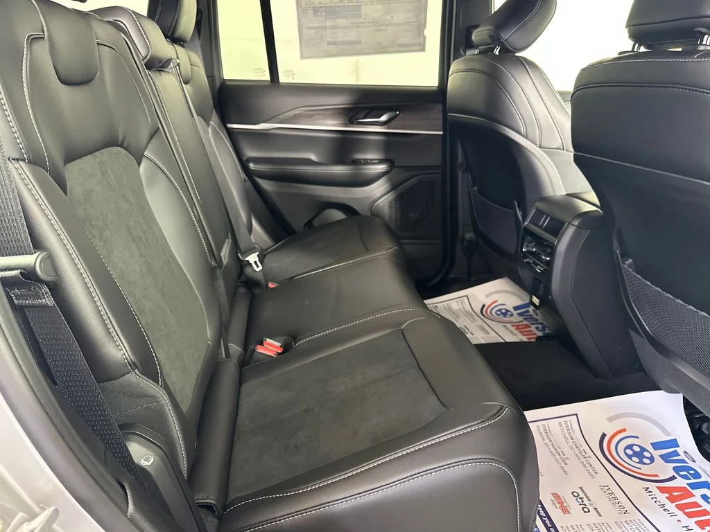 New 2026 Silver Zynith Exterior Paint Jeep Altitude image 31