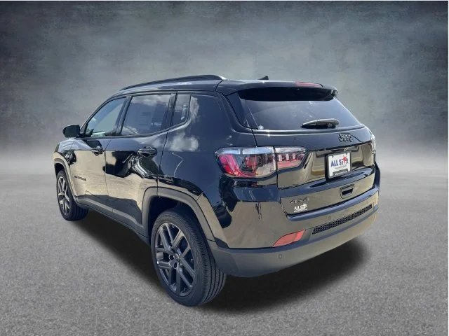 New 2026 Diamond Black Crystal Pearl-Coat Exterior Paint Jeep Limited image 6