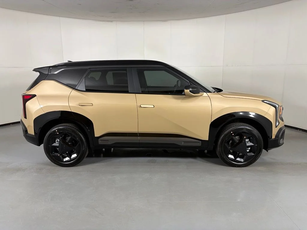 New 2027 Terrain Brown / Black Roof Kia X-Line S image 9