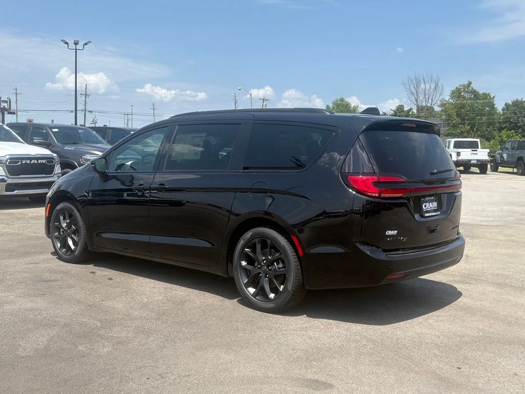 New 2027 Diamond Black Crystal Pearl-Coat Exterior Paint Chrysler Limited image 5