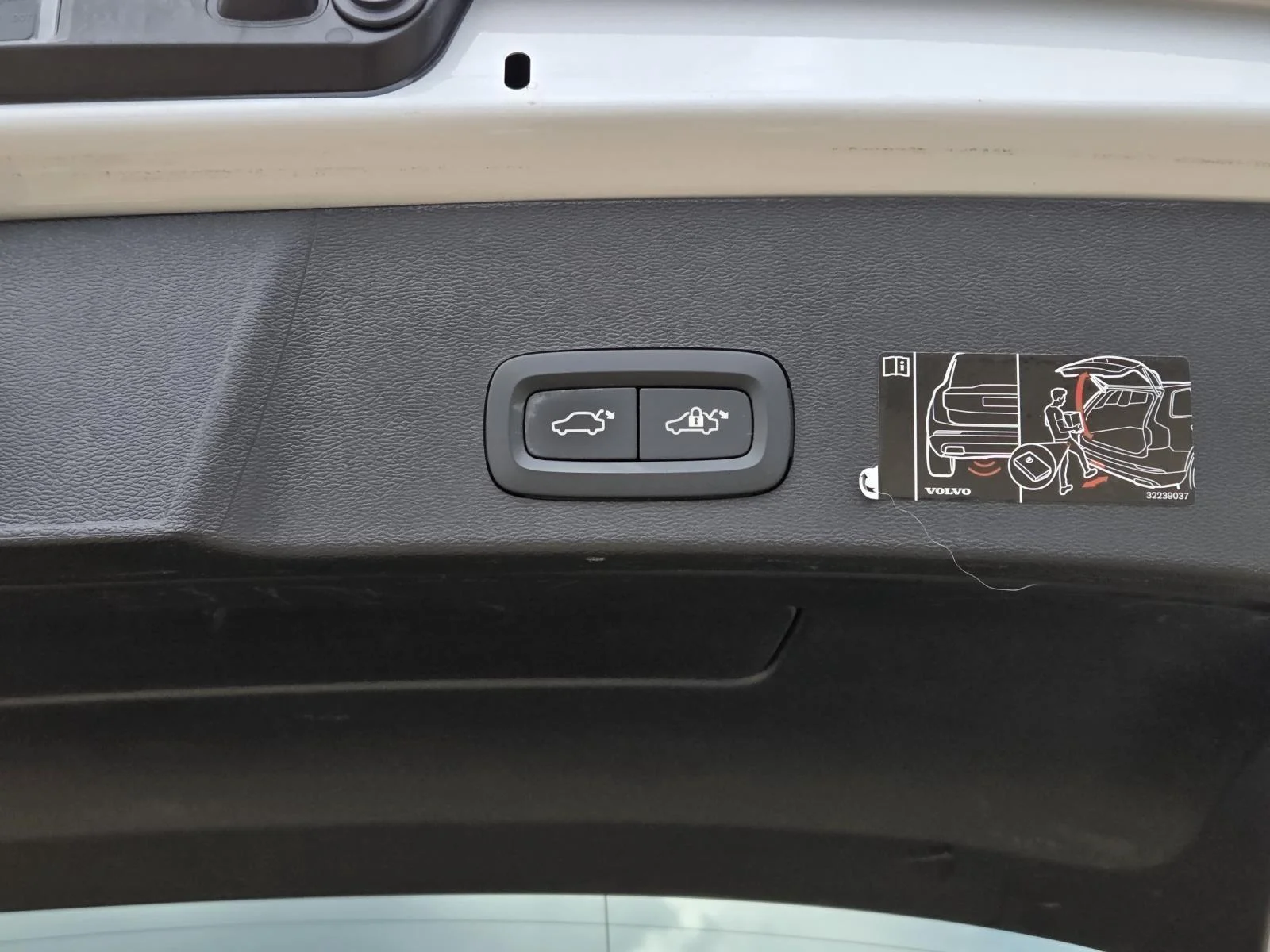 Used 2021 Glacier Silver Metallic Volvo R-Design image 11