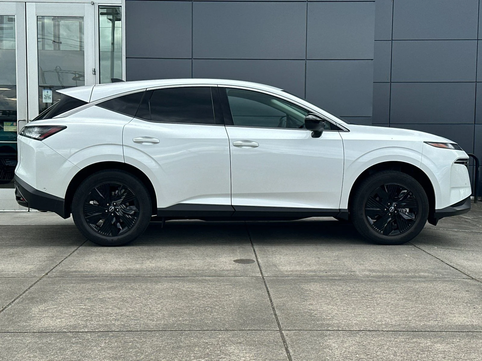 Used 2025 Everest White Pearl Tricoat Nissan SV image 2