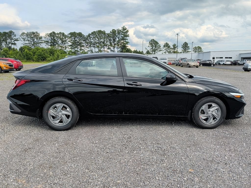 New 2026 Abyss Black Hyundai SE image 9