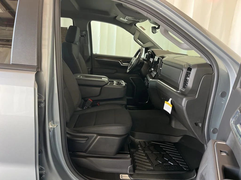 Used 2025 Gray Chevrolet LT image 18