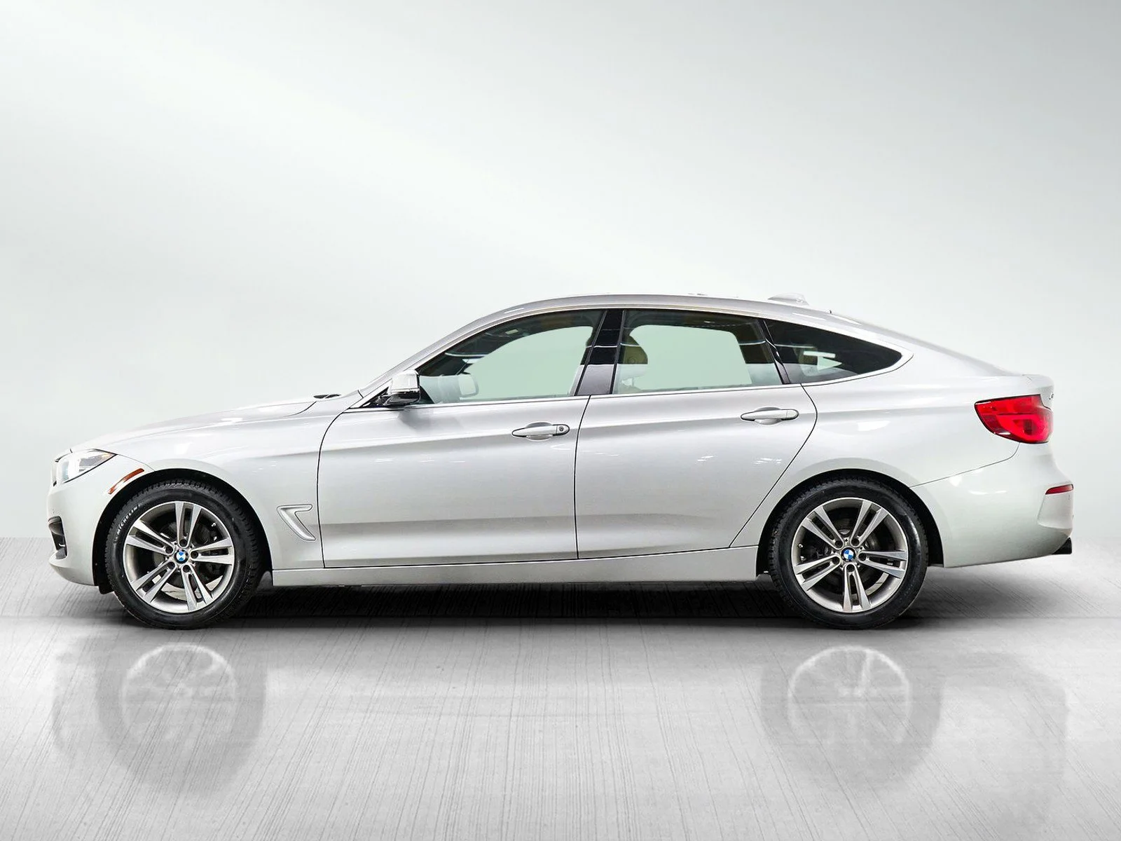 Used 2018 BMW 3 Series 330i with VIN WBA8Z9C50JB219709 for sale in Burnsville, Minnesota